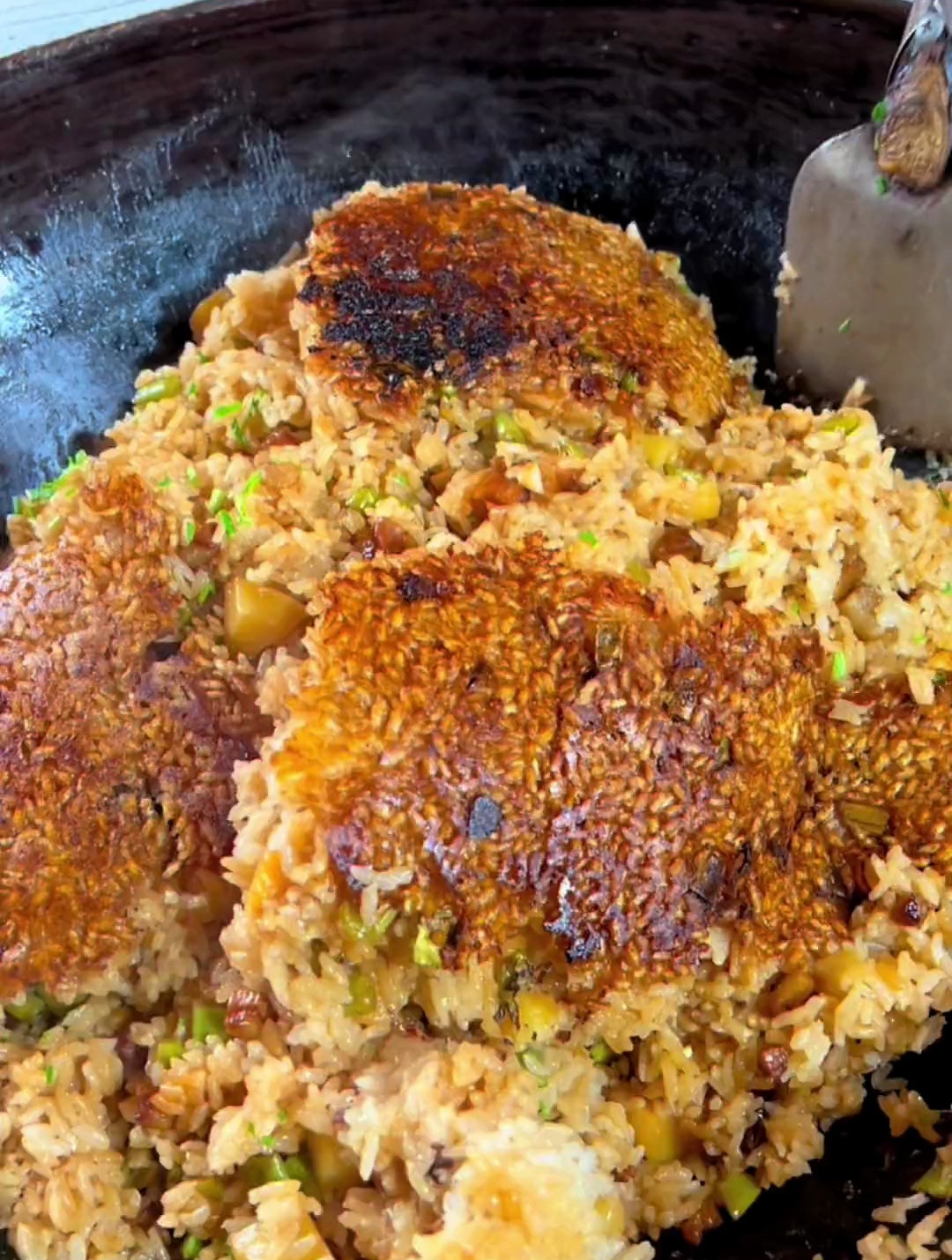 地里摘一把四季豆配上腊肉焖一锅糯米饭,油煎锅巴是越嚼越香