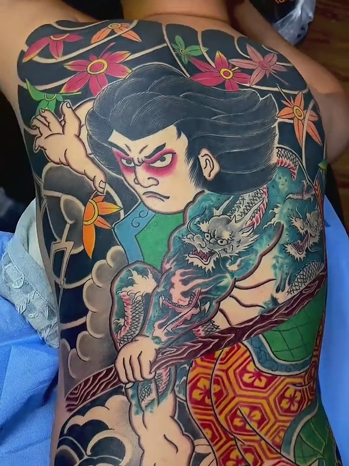 大哥满背纹身,日式老传统非常霸气,这纹身价值不菲吧