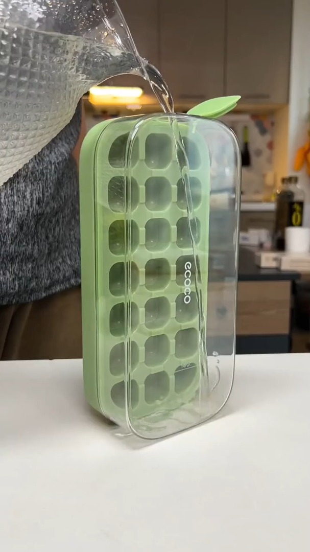 有了这个夏天自己在家做冰块就很方便了