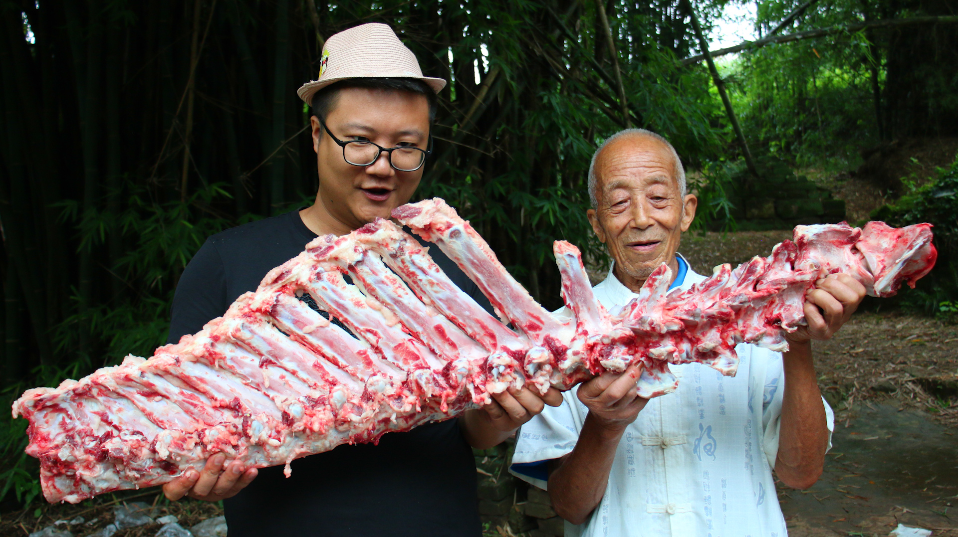 20买一根22斤的牛脊骨，做成酱大骨，炖一大锅，抱着啃太爽了