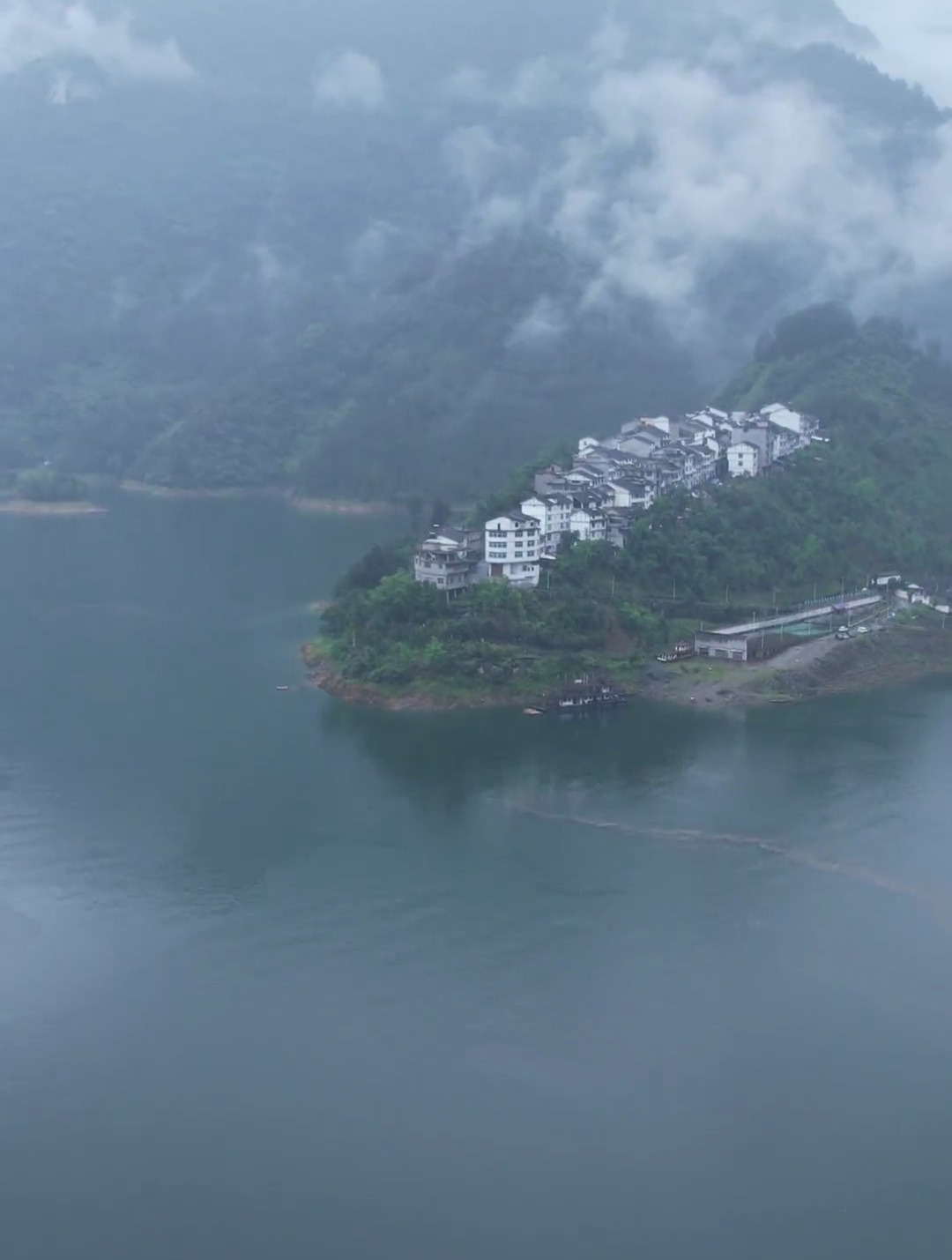 建在鳄鱼背上的村庄,山清水秀,住在风景里,大家觉得这个位置