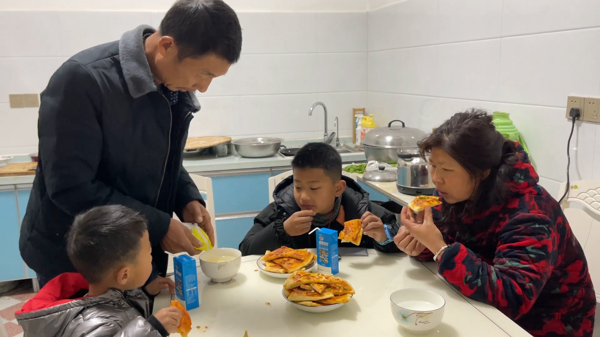 一家人的早餐:婆婆炕饼,媳妇刷酱,做好就是酱香饼,真香
