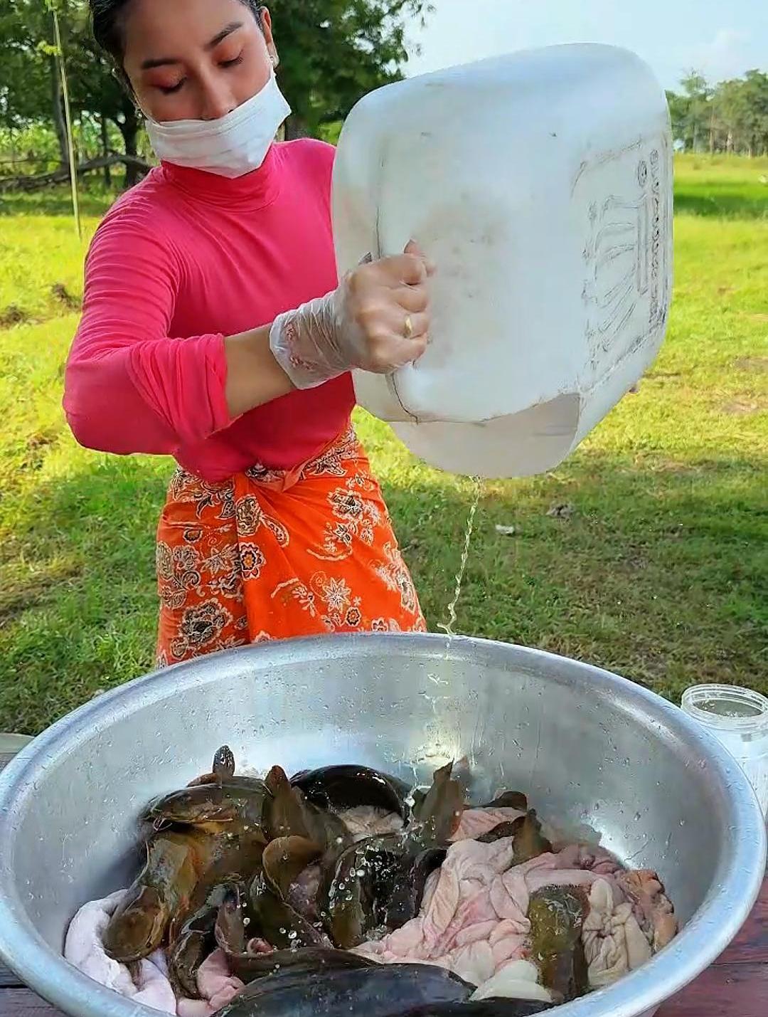 东南亚人做菜是有多疯狂,用塘角鱼和猪大肠进行烹饪