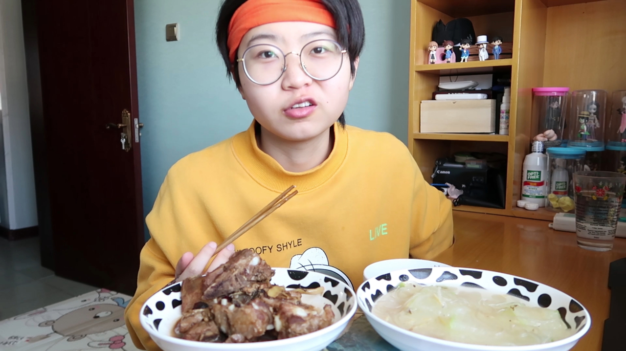 灿妈下厨,红烧排骨+冬瓜汤,配上米饭吃,贼过瘾!