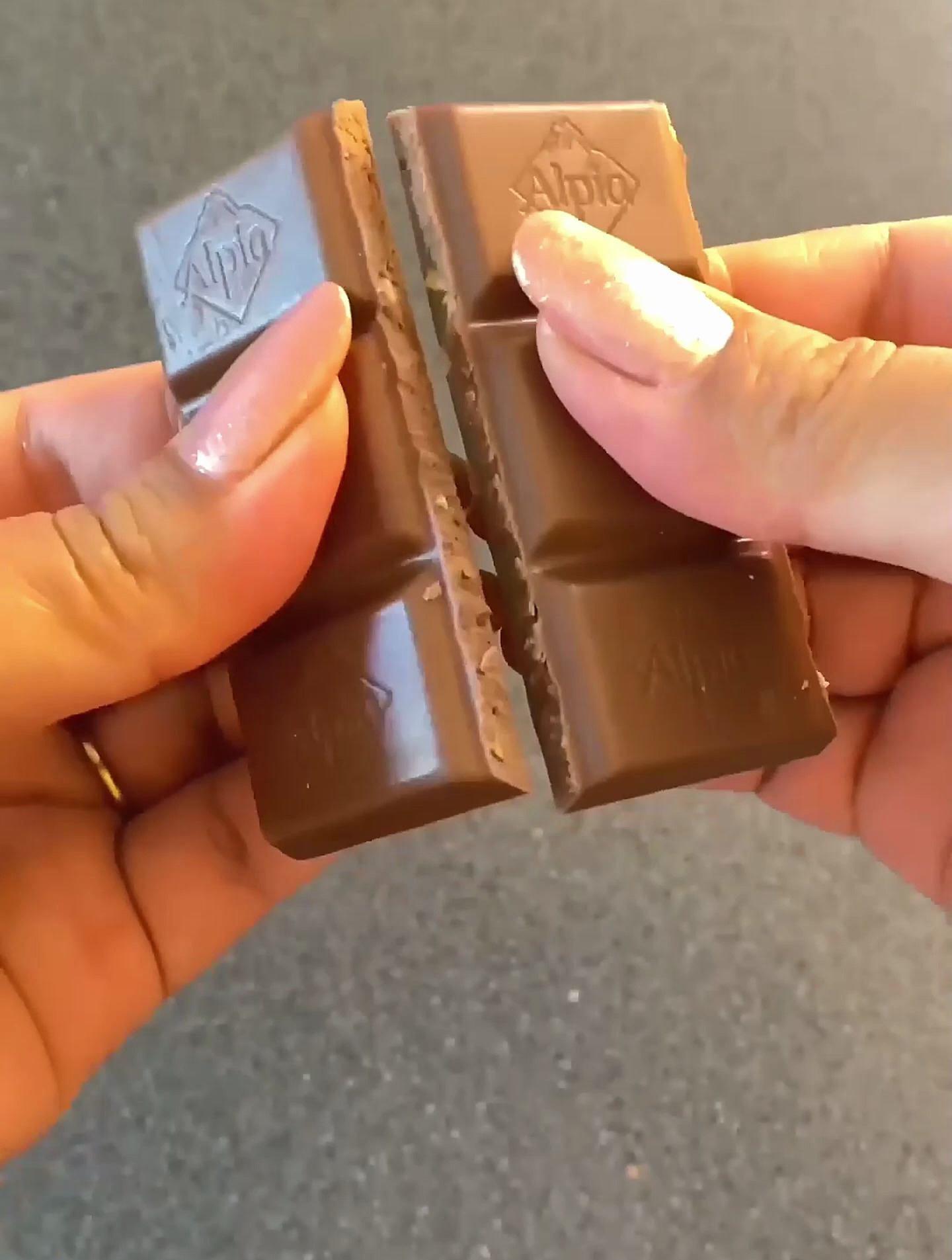 ASMR:用草莓巧克力和草莓棒棒糖装满拼盘