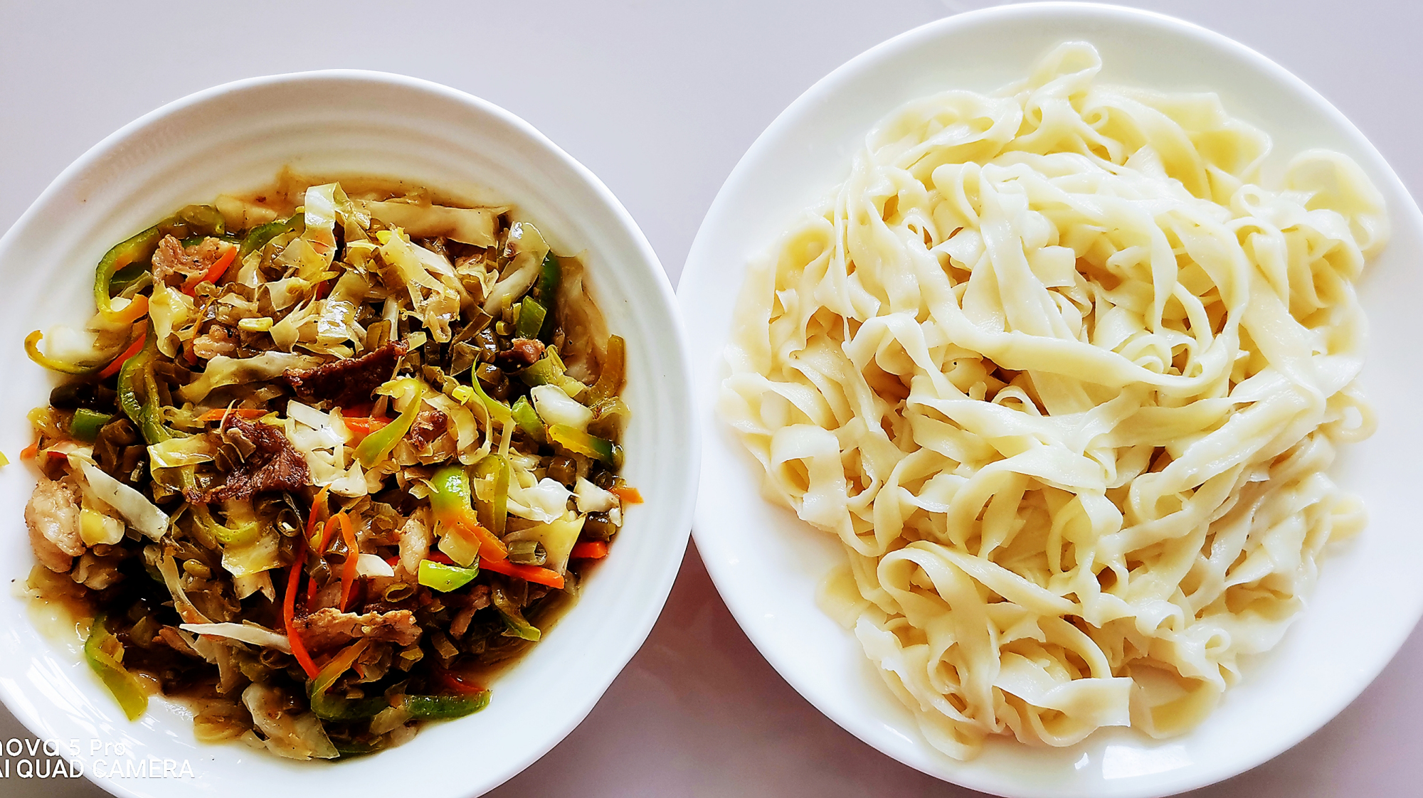 今天做第三次核酸检测,简单做个酸菜肉韭叶拌面,简直太好吃了