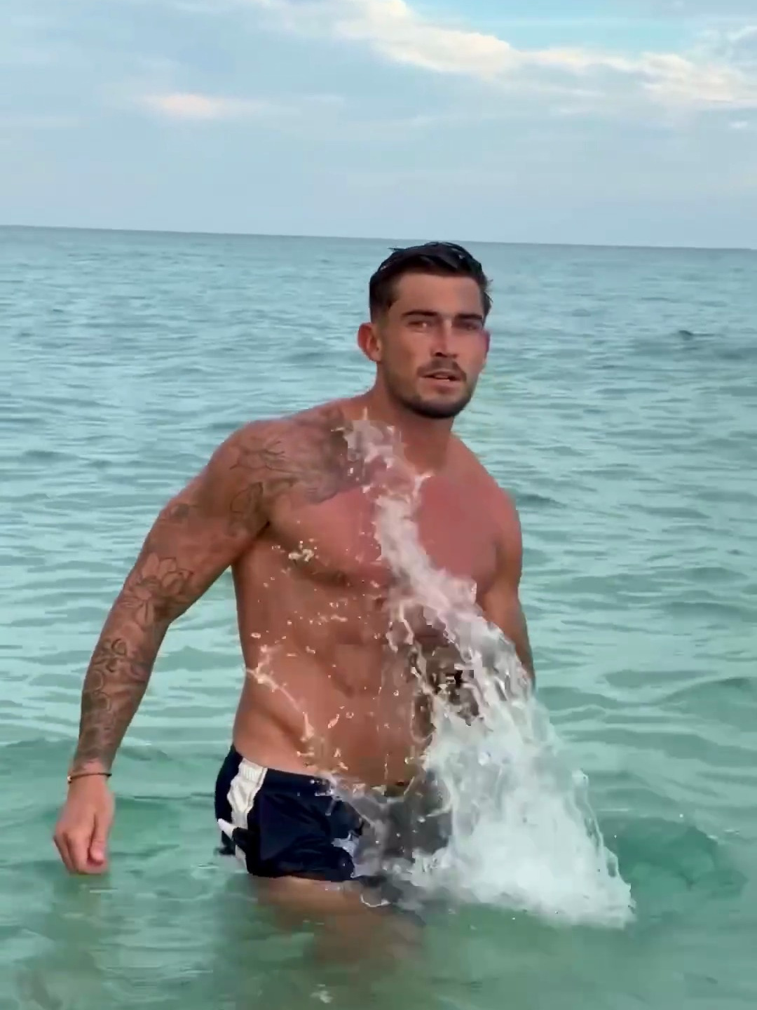 帅气的肌肉男在游泳了 肌肉男