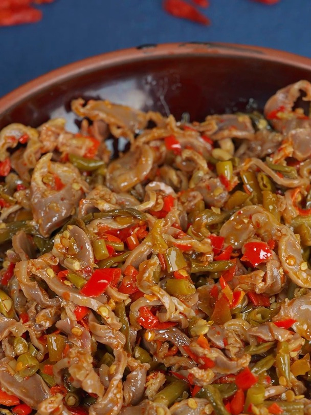 吃起来香辣脆爽的酸豆角鸡杂还不来试一试吗?