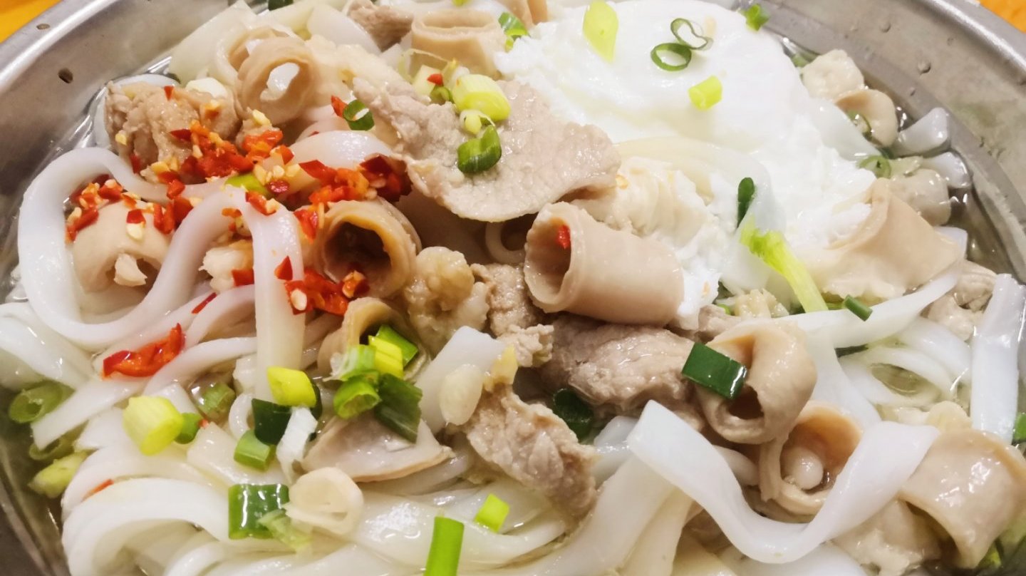 广东汤河粉的家常做法,早餐吃一碗精神一整天,配料可随意搭配哦