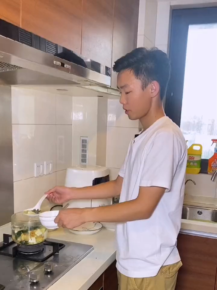 夏天要多喝裙带菜虾仁汤,做法也很简单,大家快试试 就是这个味