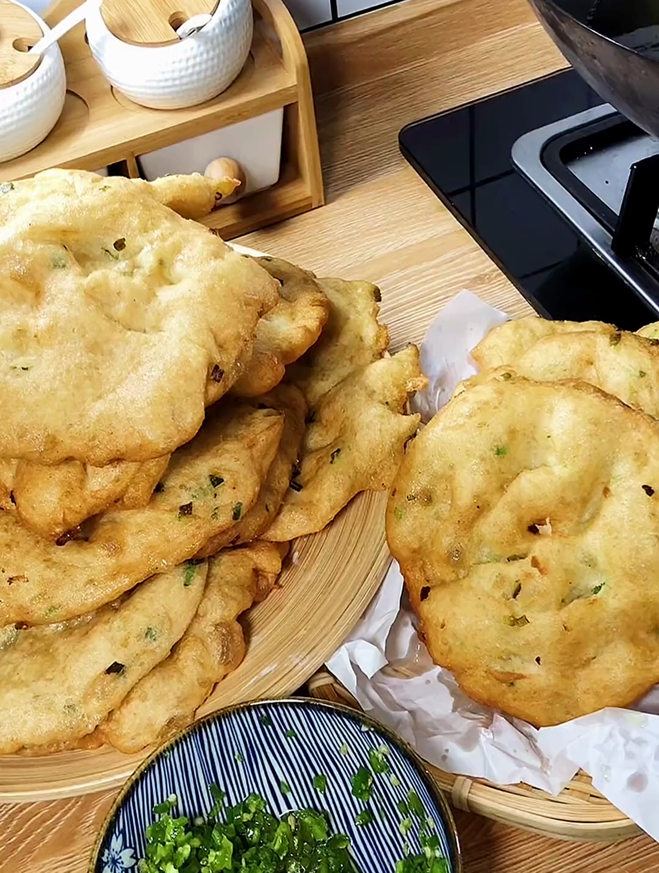 葱油饼做法,不用揉面,炸出来蓬松暄软,放凉了也不会硬