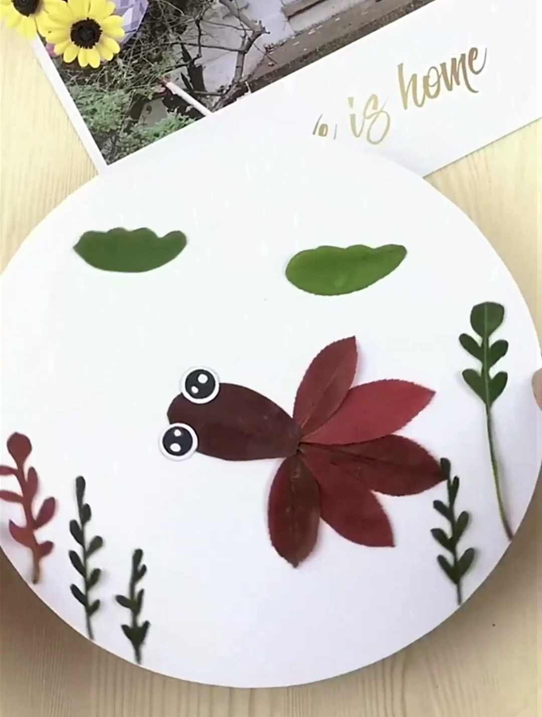 创意手工,树叶画怎么用几片树叶,打造一汪鱼缸的效果