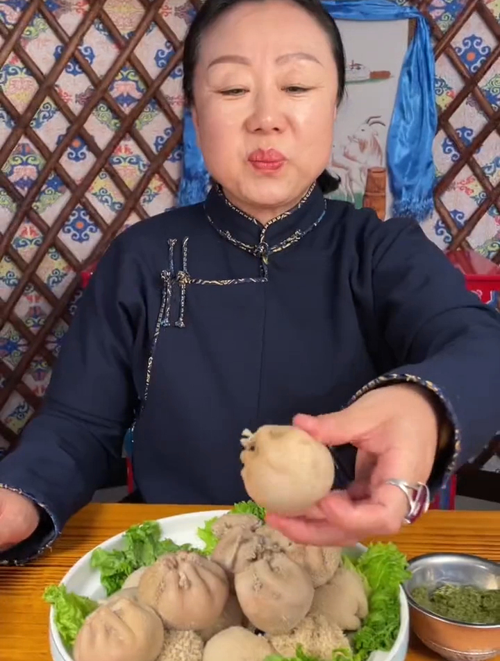 内蒙大姨发来一段视频,看到她炖的肚包肉,我知道有口福了!
