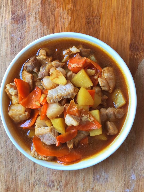 炖肉的家常做法,分享一道土豆胡萝卜炖肉