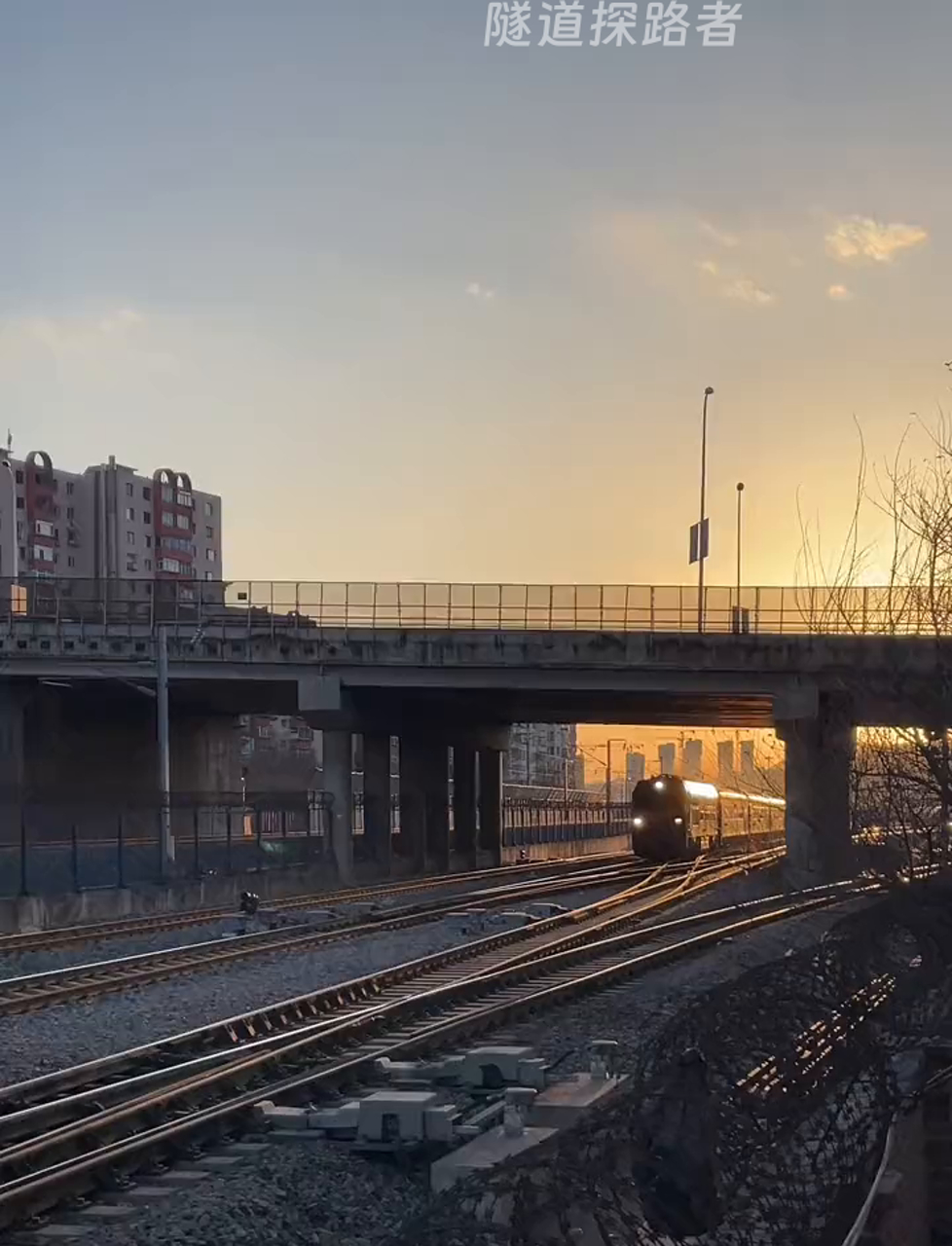 夕阳下,DF4D0408内燃机头拉着五女山到沈阳的K7508次绿皮车缓缓驶过