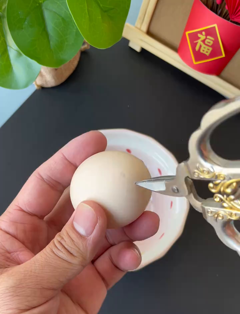 别急着扔鸡蛋壳,咱们动手做个喜庆的新年灯笼!