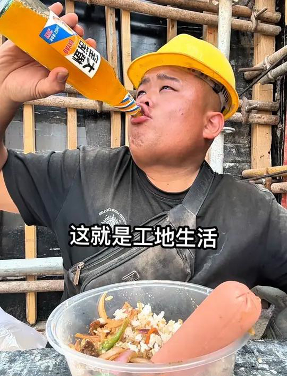孜然牛肉盖浇饭真好吃!好吃就想再吃一次!干活累了,只有碳水才能带来快乐～