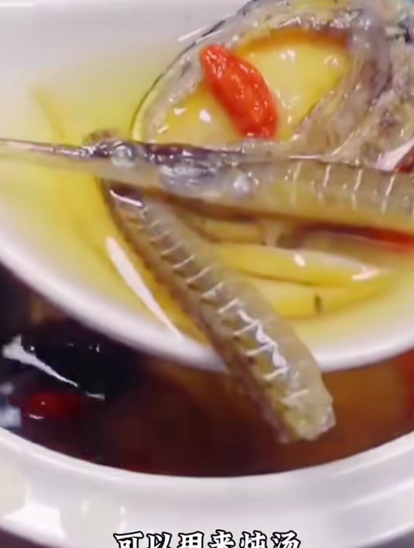 海龙别名海蛇、海钻等,海龙科动物刁海龙的干燥体,可煲汤泡酒