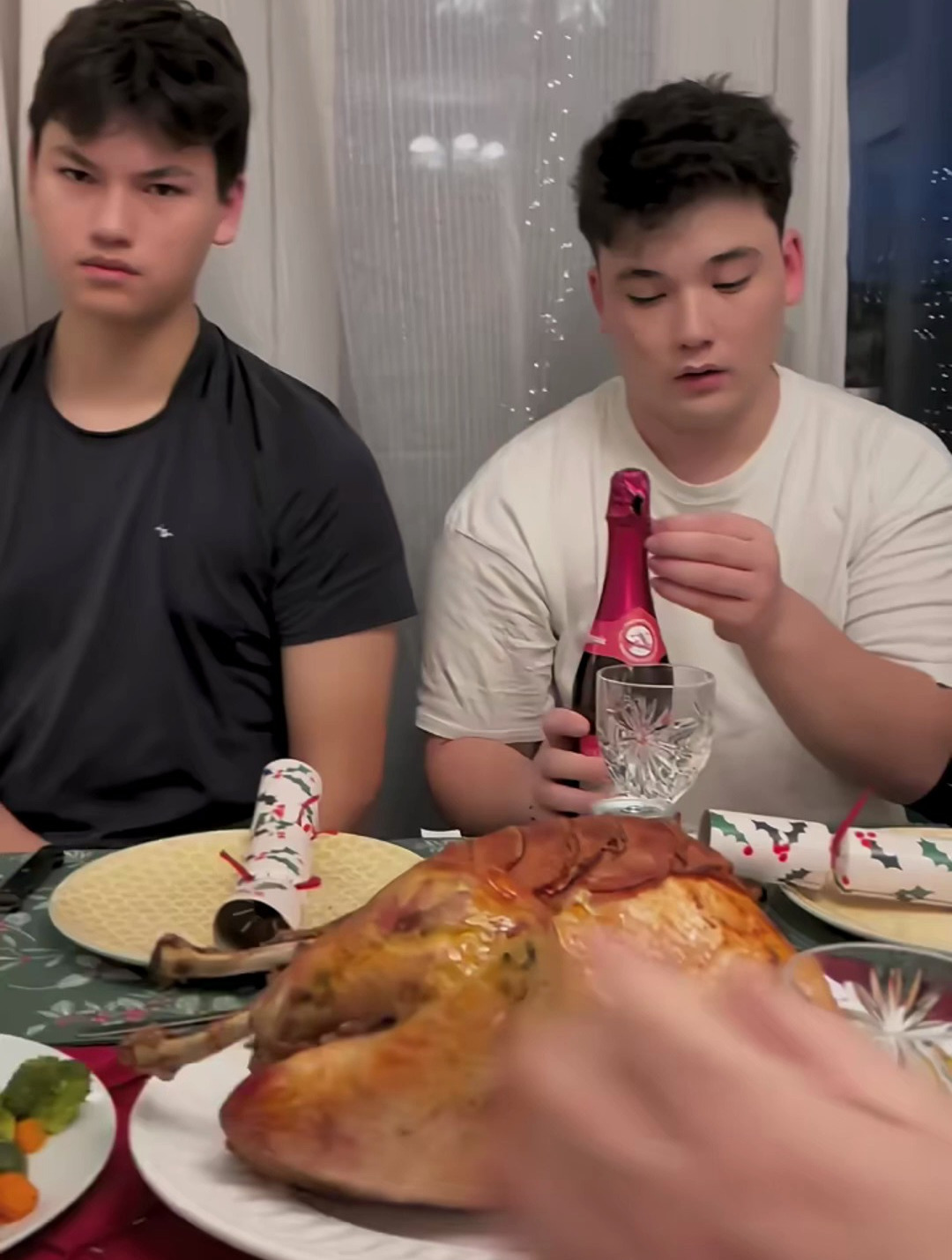 英国圣诞大餐,12斤的大火鸡!