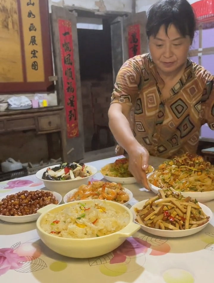 妈妈做了一大盘凉拌河粉,冰冰凉凉的,家人都说味道很不错!