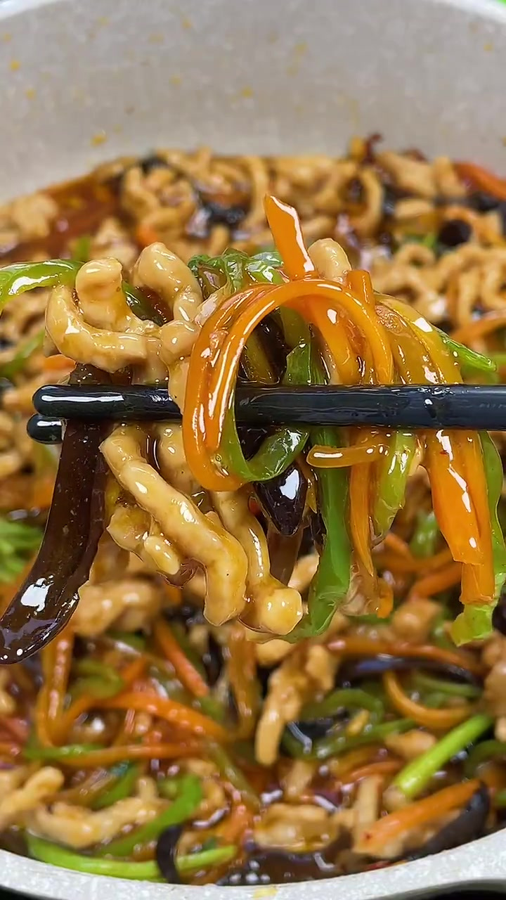 家庭版的鱼香肉丝做法,简单好吃又下饭
