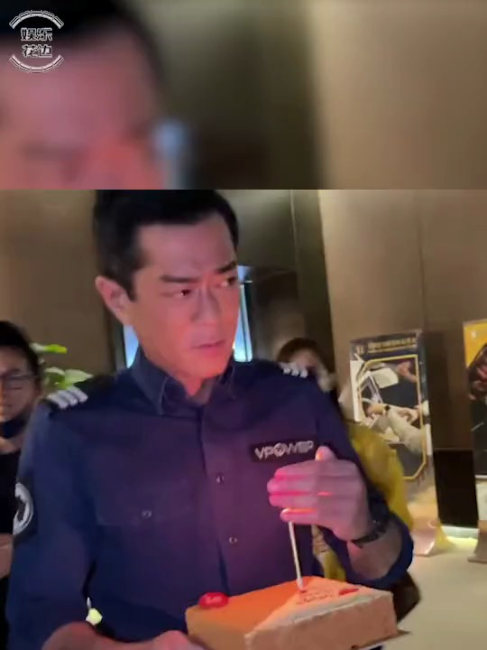 姜皓文 55岁生日,身为老板的 古天乐 手捧蛋糕惊喜为他庆生