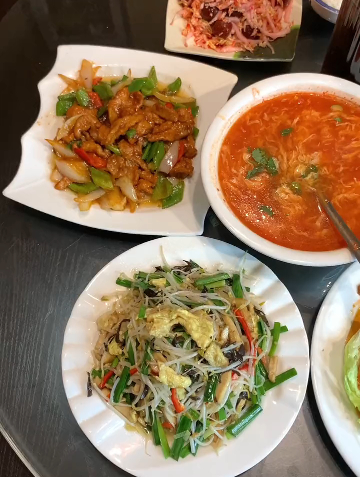 这么一大桌四人餐五菜一汤一扎酸梅汤,绝对是家庭吃饭必选套餐