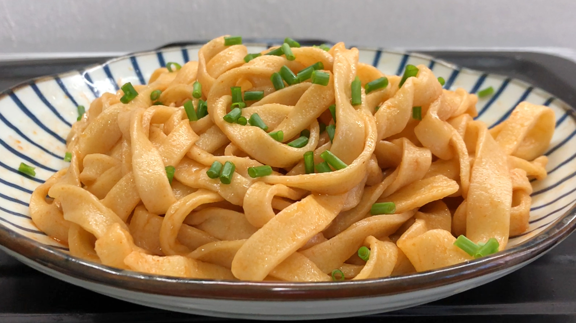 纯手工鸡蛋手擀面，自己在家就能做，劲道十足，出锅比拉面还好吃