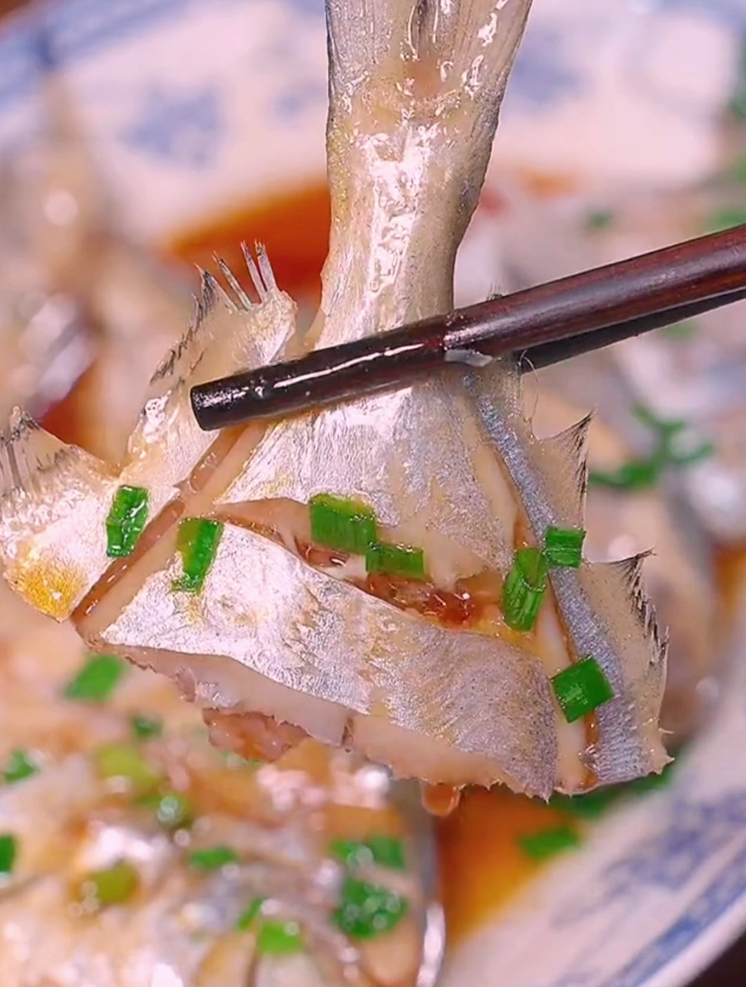 清蒸鲳鱼详细做法,鲜嫩好吃还不腥。赶紧试试吧