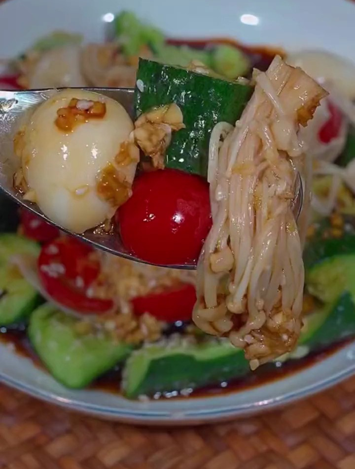 一根黄瓜,两个小西红柿加上几个蛋,配上金针菇,真的好吃!