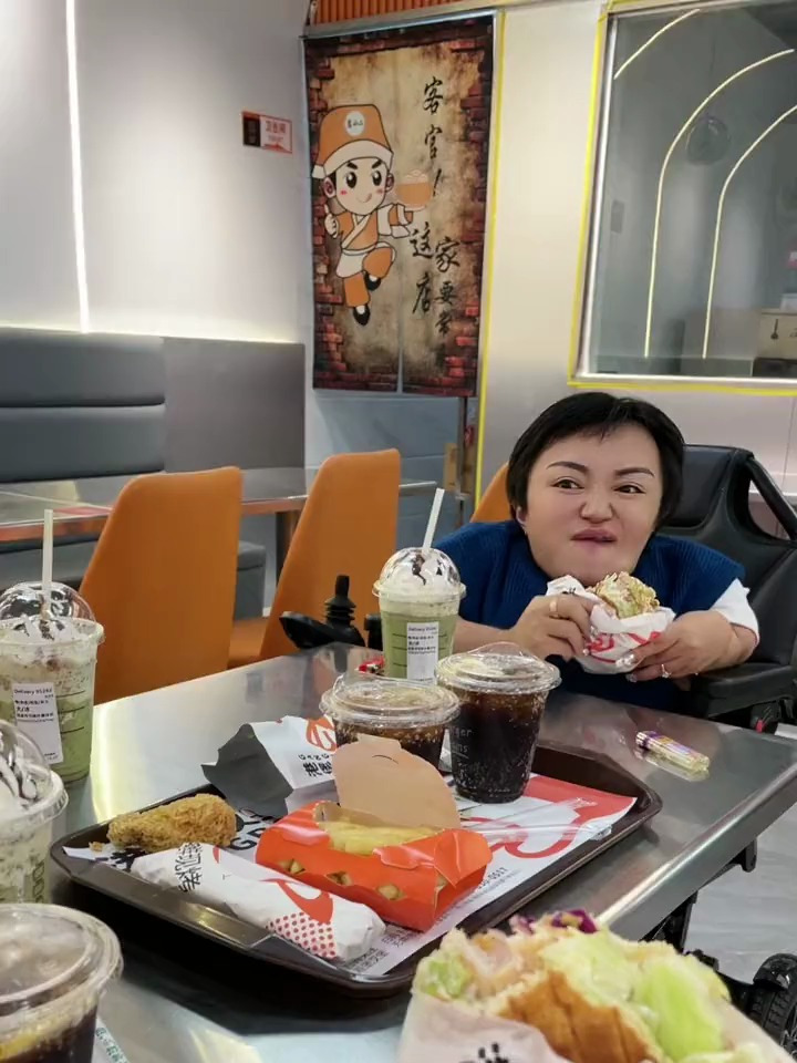梅姐和富婆闺蜜请喝星巴克吃汉堡炸鸡,香香香