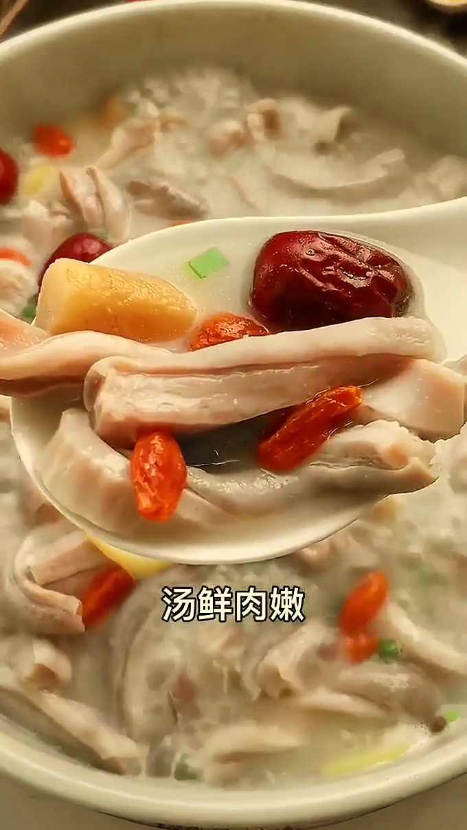 我一个星期要煲两次这道莲子猪肚汤,汤鲜肉嫩,大人小孩都喜欢