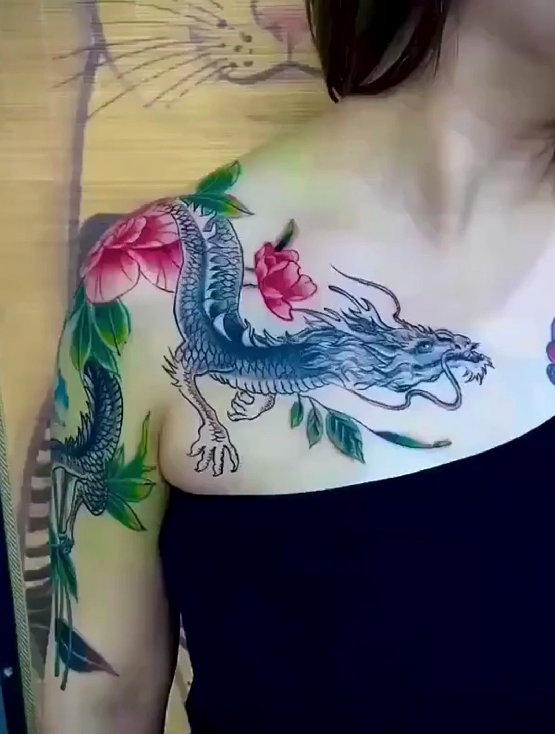 小姐姐的过肩龙纹身,这样式也太好看了,真是个性呢