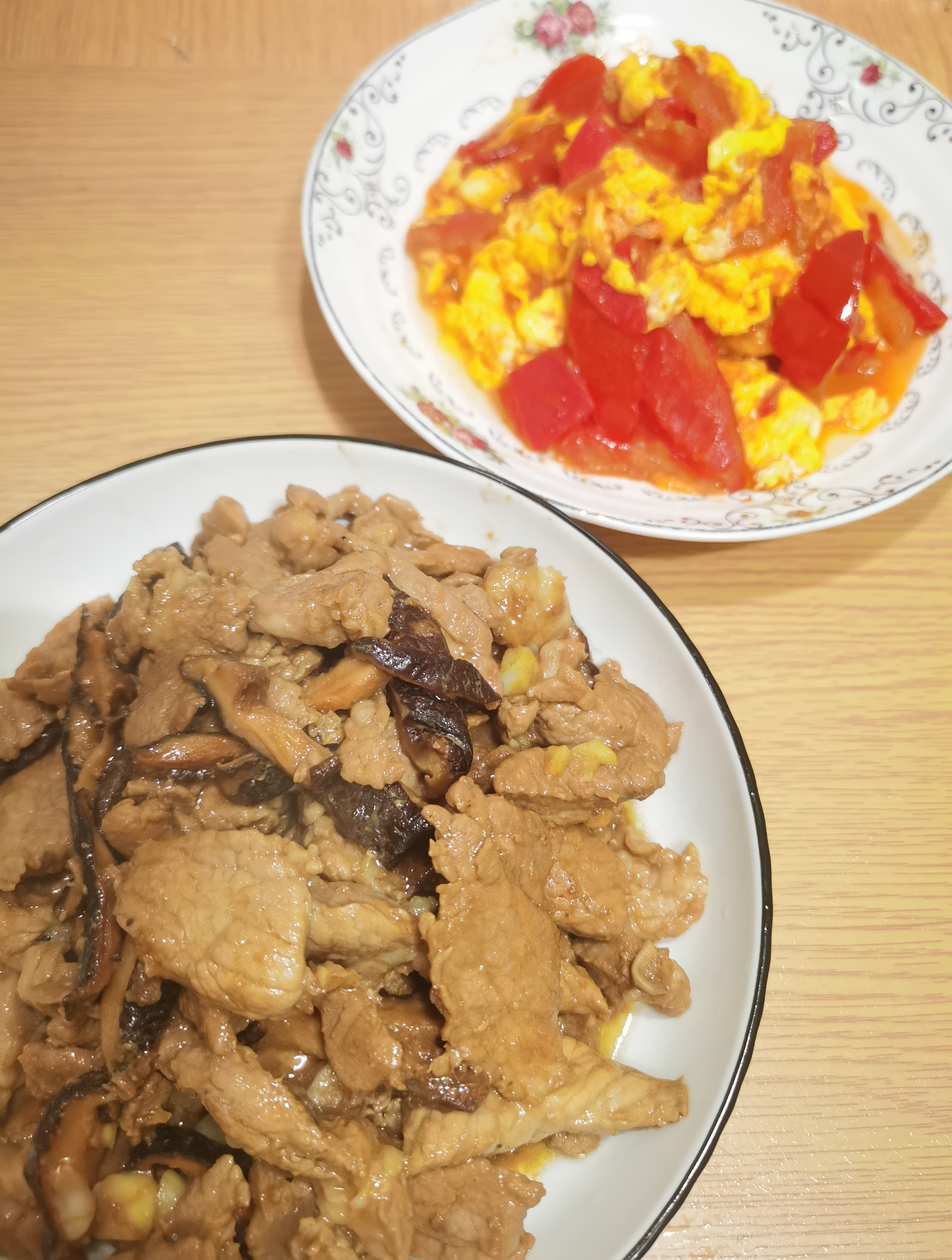 香味扑鼻的香菇炒肉加上巨下饭番茄炒蛋,都是我的最爱