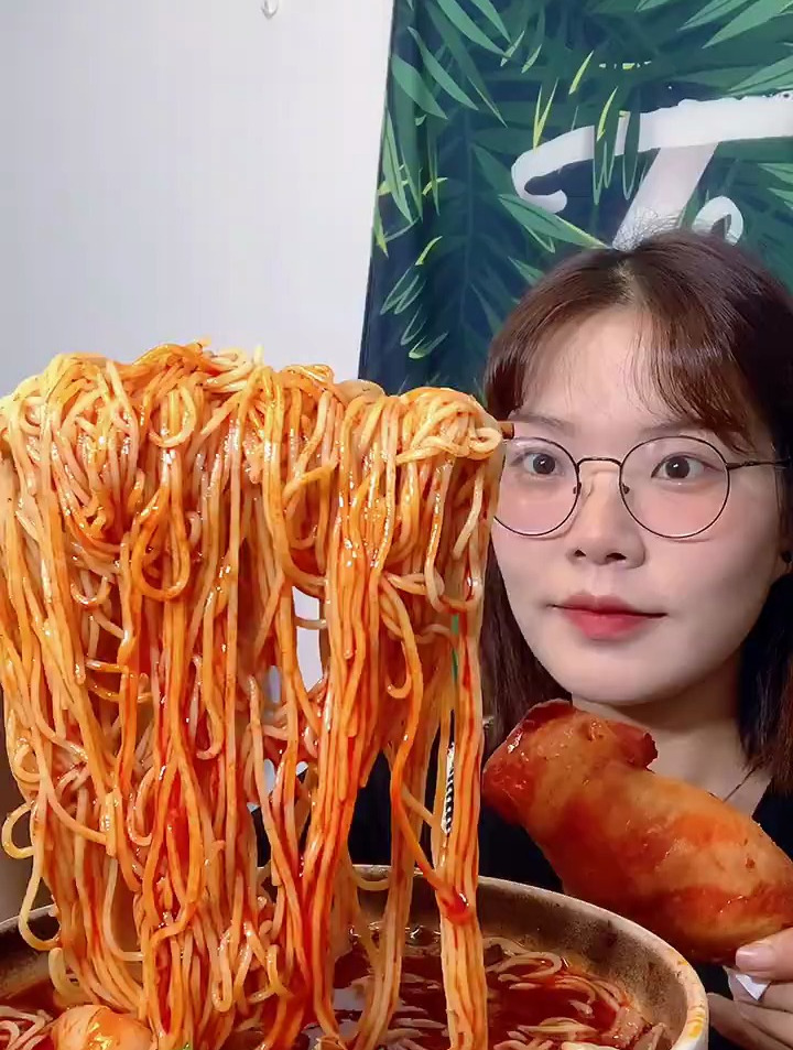 香辣牛杂面搭配鸡翅包饭,真的是卡路里满满