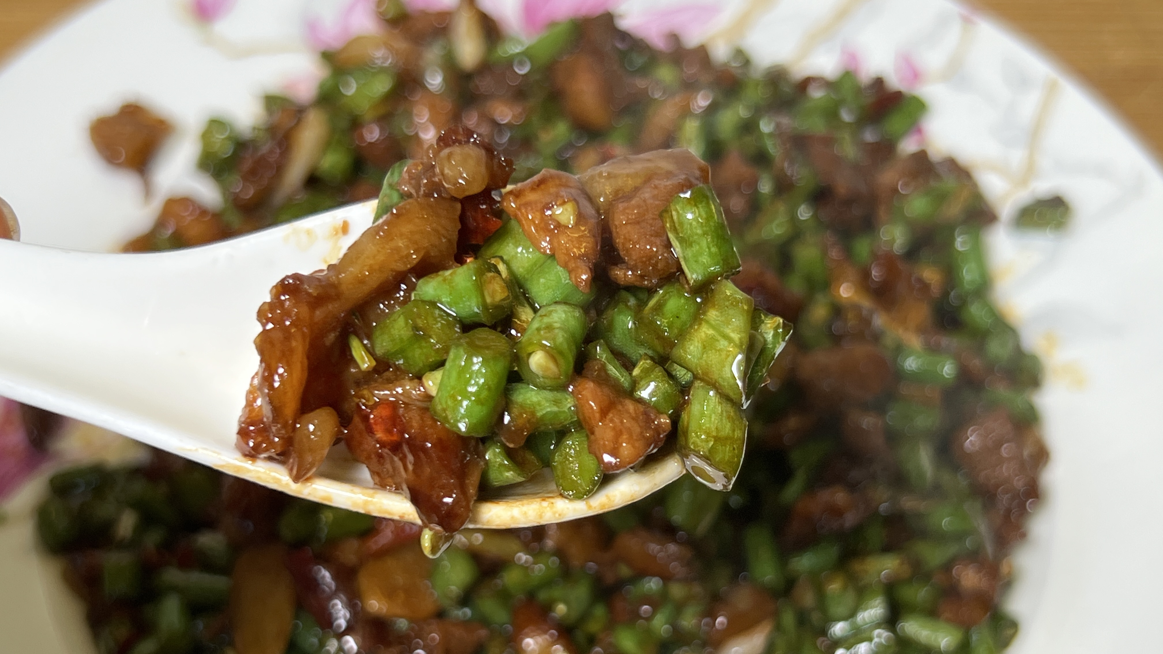 现在正是吃长豆角的季节,一把长豆角和一块五花肉做超下饭的美味