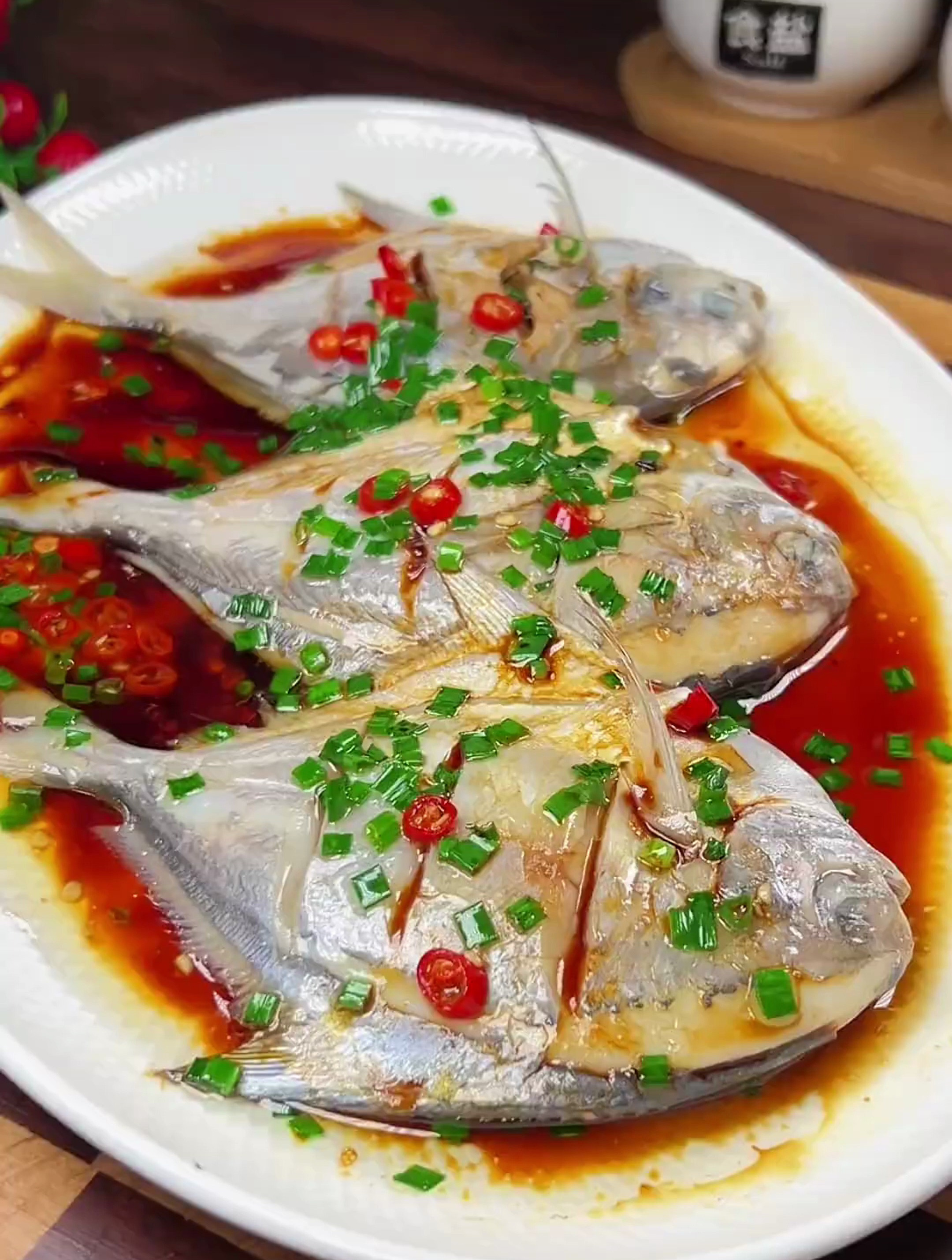 清蒸鲳鱼这样做,你跟着跟着视频学做菜,做法简单又营养