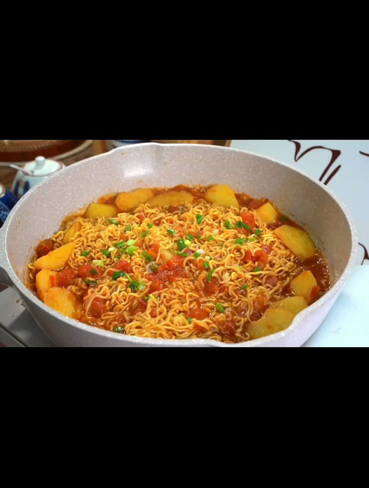 番茄土豆方便面,简单又方便,好吃到舔盘子
