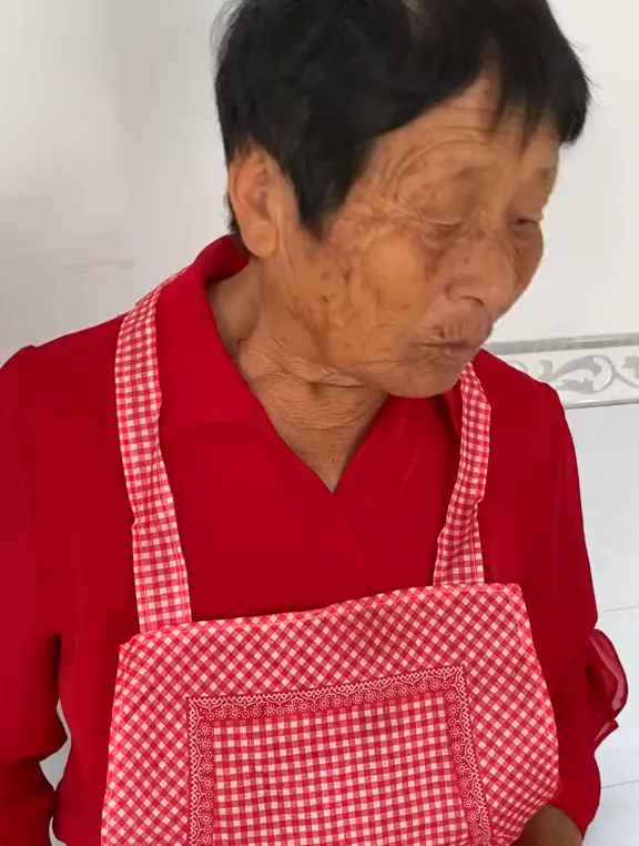 大鱼吃小鱼,小鱼吃虾米,虾米吃什么
