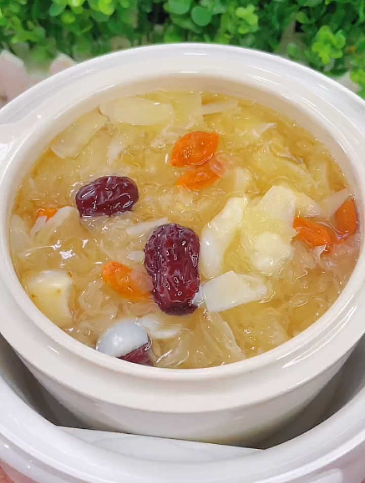 红枣银耳莲子汤的做法,养血补气,美容又养颜,满满的胶原蛋白