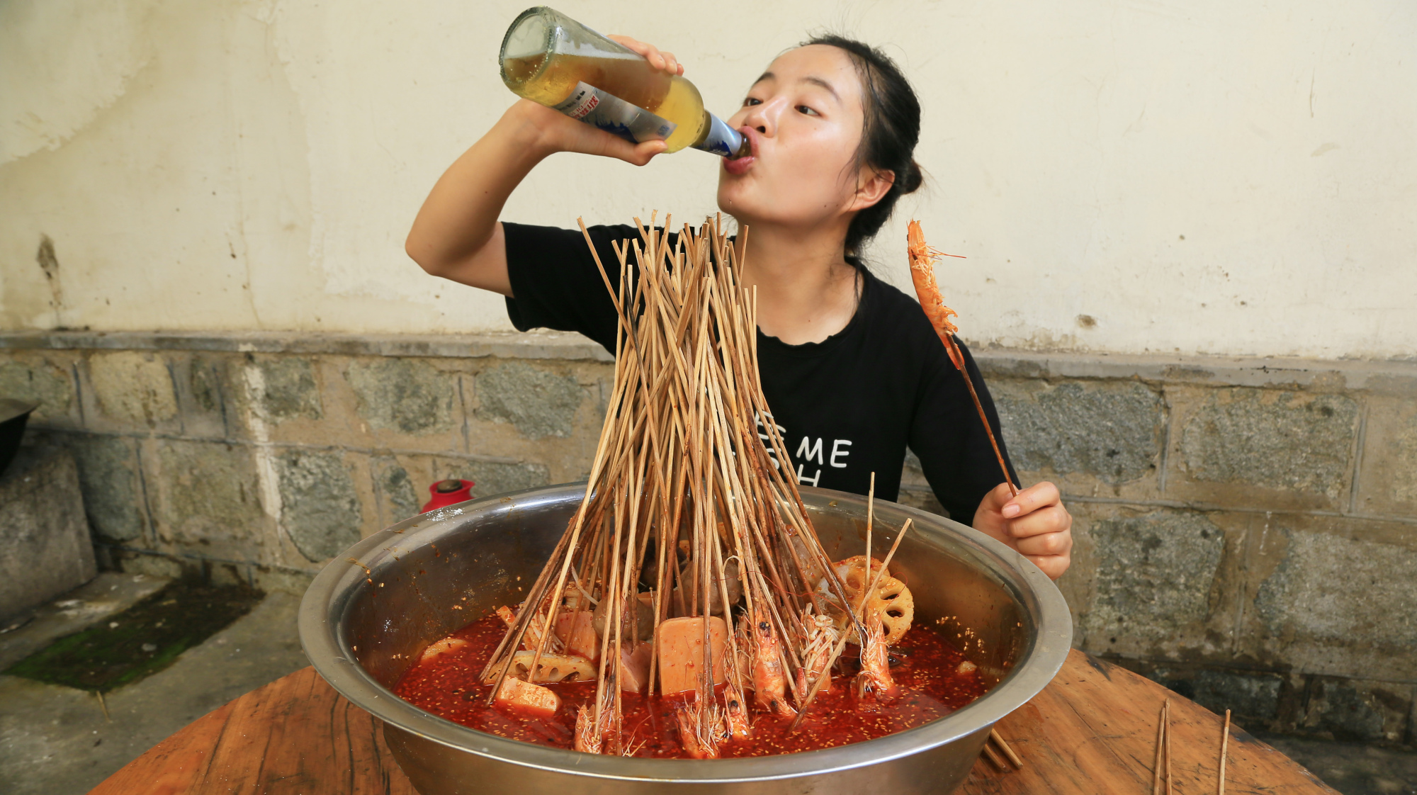 小玉嘴馋了,买了一大堆食材做串串辣,配着啤酒一口一串,吃嗨了