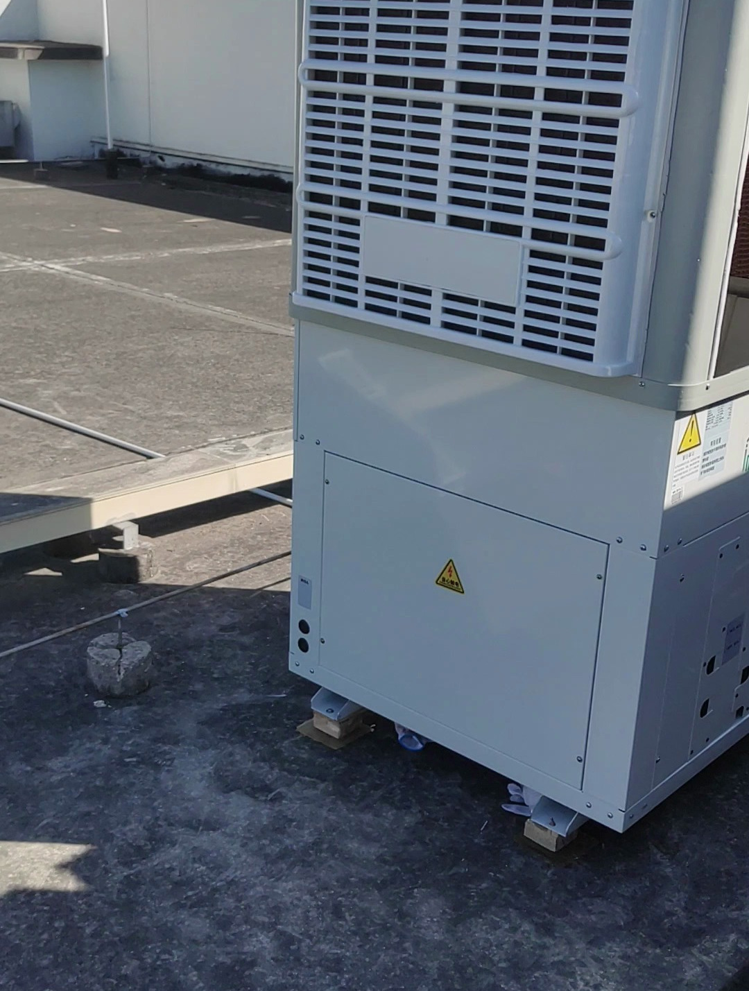 蒸发冷设备安装现场,正在安装水管中