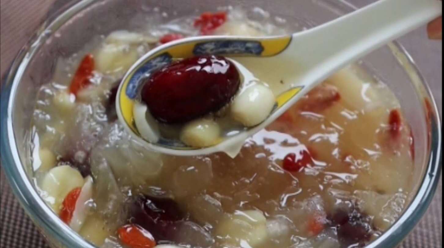 银耳莲子红枣百合羹,美容又养颜,做法简单,超级好喝