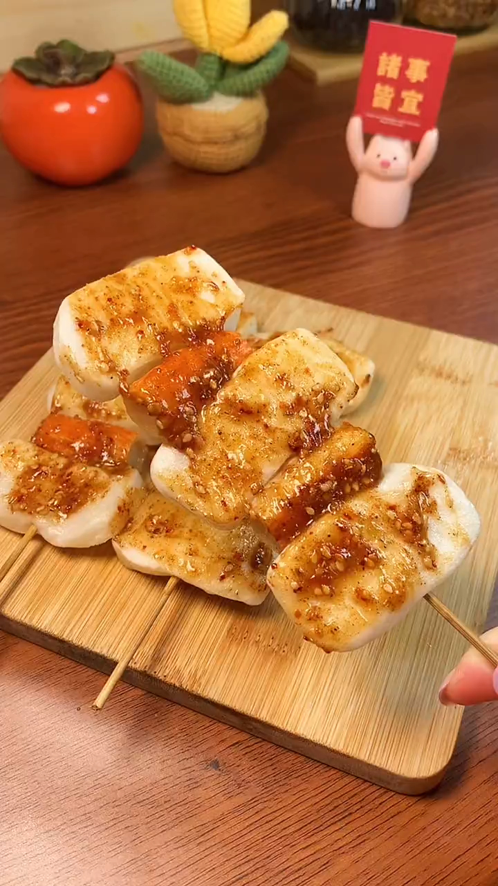 我去烧烤摊必点的甜辣年糕串 太绝啦 有灵魂的美食-脆皮年糕
