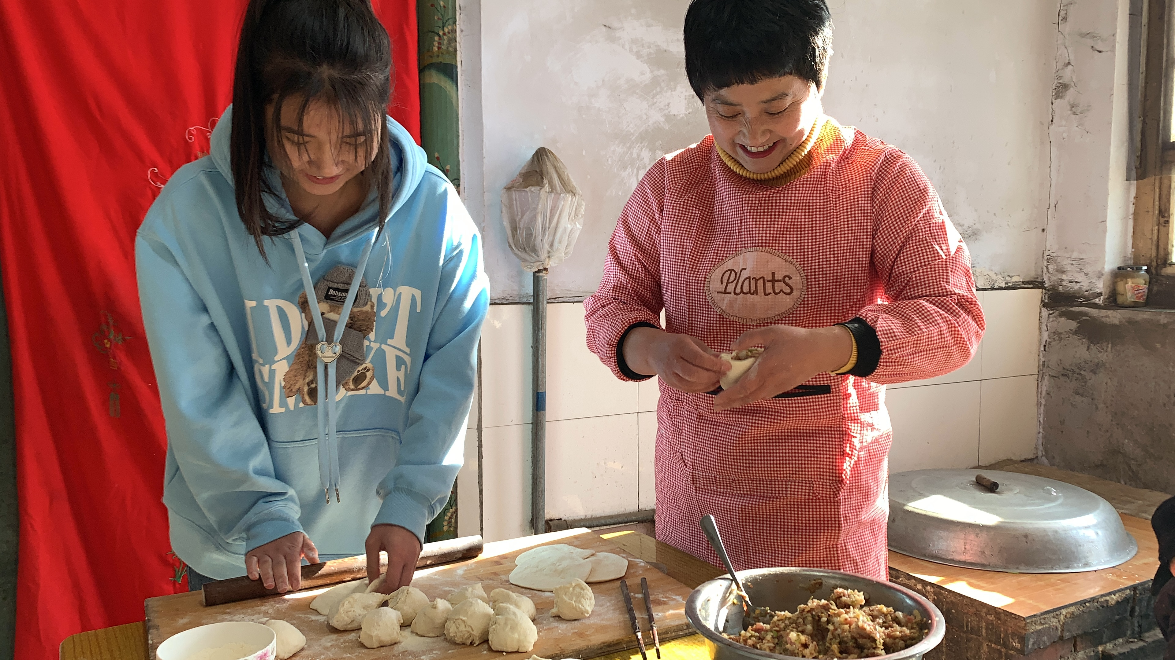 闺女放假回家,做个她爱吃的,一家人围坐桌旁边吃边聊天,好开心