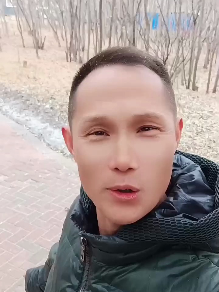 落水似银河,滴水成冰坨。下雪啦谁来铁锅炖大鹅