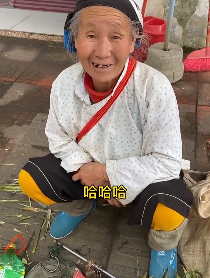 看到瑶族奶奶在街边摆摊累得睡着了,为了生活,太不容易了