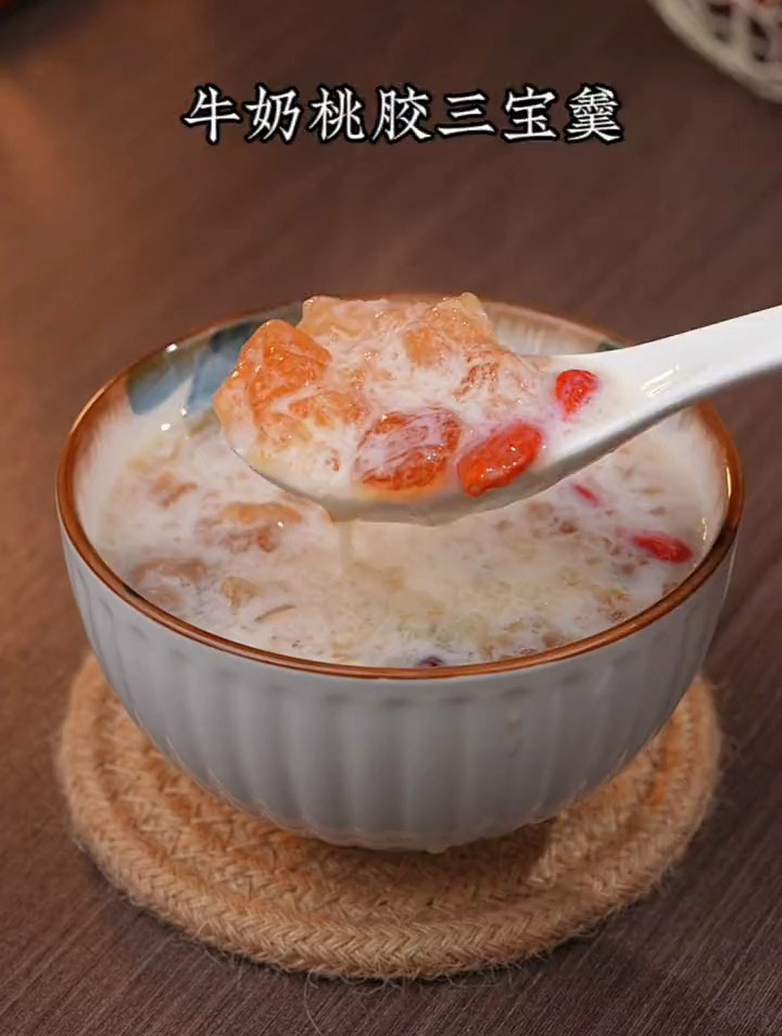 夏天可以不喝奶茶,但是一定要喝牛奶桃胶三宝羹,满满的胶原蛋白
