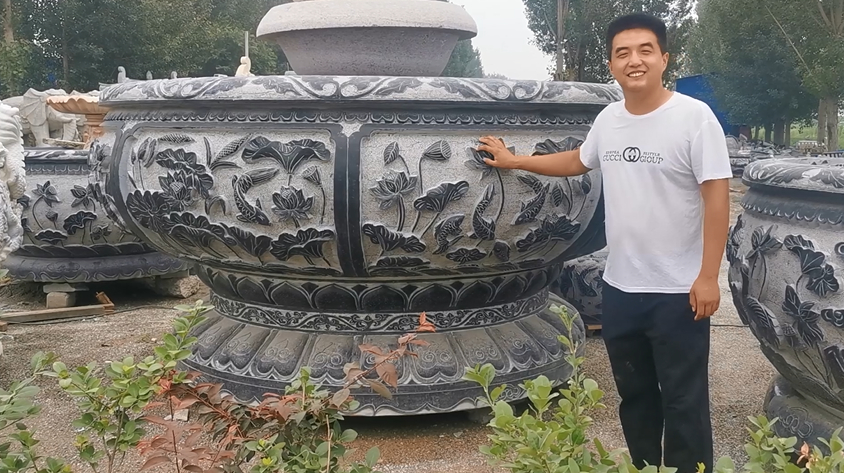 小伙逛览鱼缸厂,1米5的高度竟售价7万6,网友看了都觉得惊讶