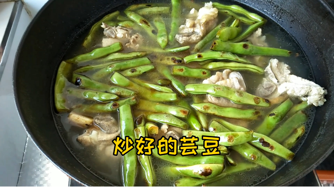 37元买的大脊骨,老公做家常菜。89岁老人边看电视边吃饭,真幸福